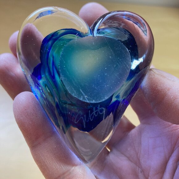 Blue and green glass heart-shaped paperweight, signed by artist - Picture 5 of 8